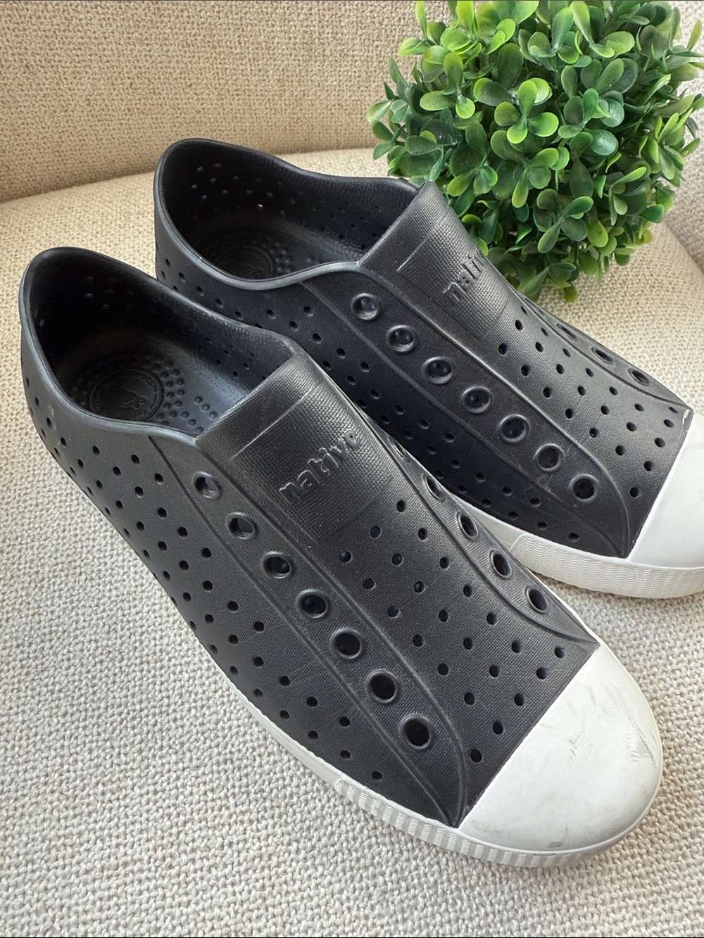 Native Black Slip-On shoes Men 7/ Women’s 9
